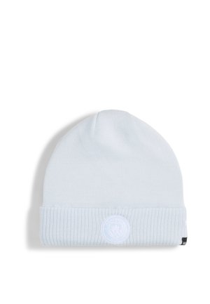 Gorro de punto azul claro con puño acanalado doblado y un parche redondo blanco con logo en el centro delantero.