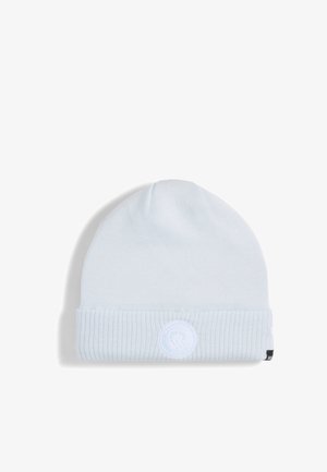 Lichtblauwe gebreide beanie met omgeslagen geribde boord en een ronde witte logopatch middenvoor.