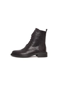 Stivale alla caviglia lacciato in pelle marrone scuro con texture a forma di coccodrillo, tacco basso e linguetta sul retro, mostrato dal lato interno.