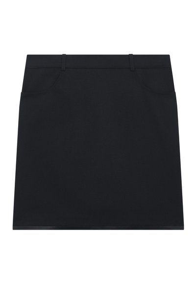 Zwarte A-lijn rok met een gladde textuur, voorzien van twee voorzakken en riemlussen, ontworpen voor een getailleerde pasvorm en een minimalistische uitstraling.