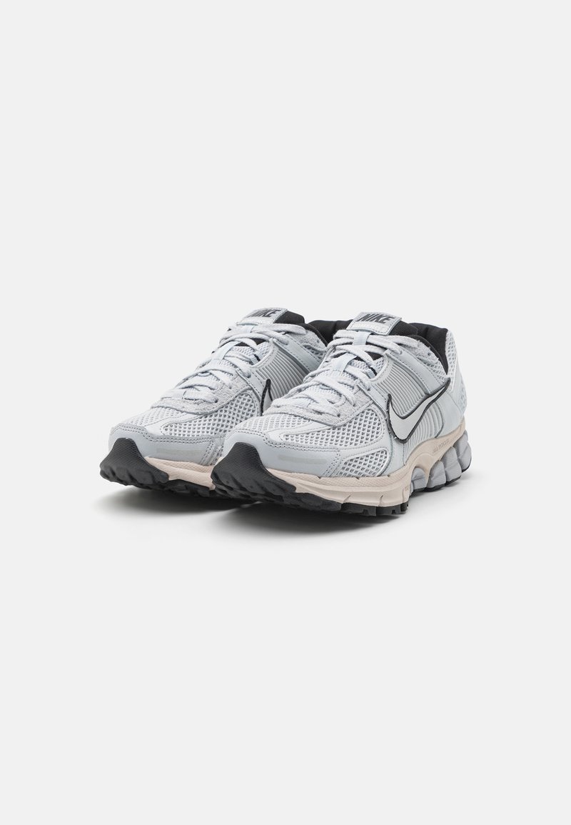 Nike Sportswear ZOOM VOMERO 5 - Tenisky - pure platinum/chrome/light orewood brown/wolf grey/black/white