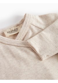 Maglietta beige a maniche lunghe con texture morbida, scollo rotondo e dettagli cuciti. L'etichetta riporta "MarMar Copenhagen."