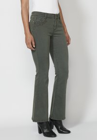 Koroshi BELL  - Šiek tiek platėjantys apačioje džinsai - kaki   khaki