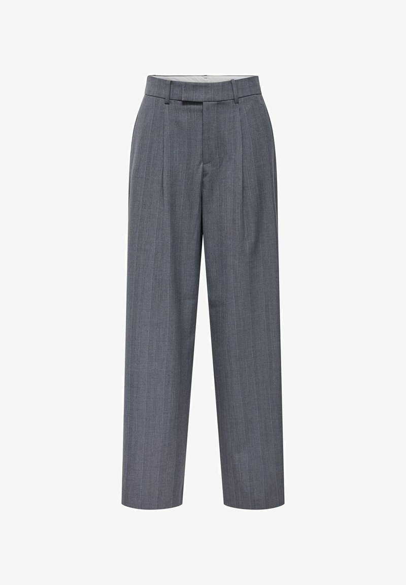 Pantalon gris taille haute, sur mesure, avec fines rayures verticales, passants pour ceinture et poches latérales, conçu pour un usage formel ou professionnel.