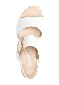 Sandalia de cuero blanco con una tira ancha, acento de madera circular y plantilla beige. Diseño minimalista con un ajuste cómodo.