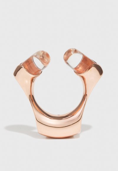 Rose gull metallring med et bredt, åpent design som har to klare, avrundede ender. Glatt tekstur og polert overflate. Unik moderne form.