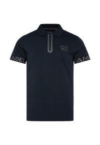 Granatowa koszulka polo z bawełny, z ćwierć zamkiem błyskawicznym, krótkimi rękawami i nadrukowanym tekstem na lewym rękawie. Prosty design.