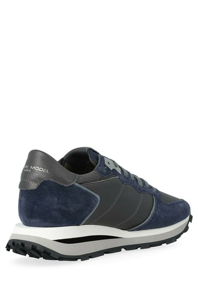 Sneaker in suede blu navy e mesh con dettagli in pelle grigia, caratterizzata da una suola texturizzata, colletto imbottito e logo sul tallone.