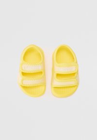 Lacoste SURUKIDS SUMMER PACK UNISEX - Strandpapucsok és -szandálok - yellow/white