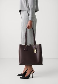 KARL LAGERFELD LOCK SOFT TOTE - Velká kabelka - dark chocolate