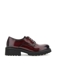 Scarpa stringata in pelle lucida bordeaux con suola a carrarmato nera spessa e tacco basso, vista laterale su sfondo bianco.