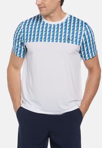 Herren Kurzarmshirt mit einem blauen geometrischen Muster auf den Ärmeln und der Brust, einem weißen Körper und einem runden Halsausschnitt.