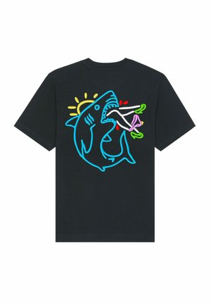 Zwarte katoenen T-shirt met een kleurrijke graphic van een haai met een zon en etenswaren. Het ontwerp bevat blauwe, gele, rode en groene contouren.