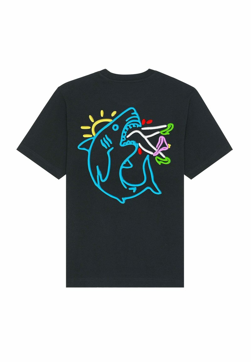 T-shirt en coton noir avec un graphisme coloré représentant un requin entouré d'un soleil et d'aliments. Le design inclut des contours en bleu, jaune, rouge et vert.