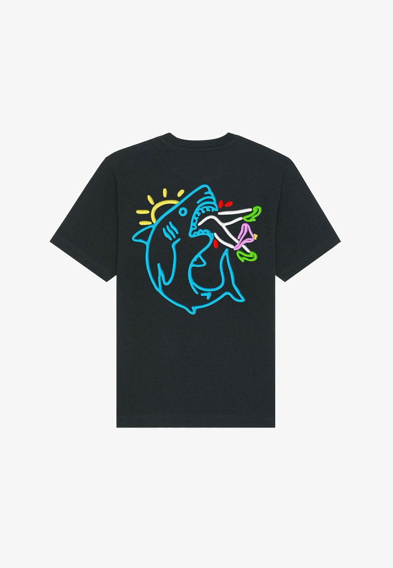 T-shirt en coton noir avec un graphisme coloré représentant un requin entouré d'un soleil et d'aliments. Le design inclut des contours en bleu, jaune, rouge et vert.