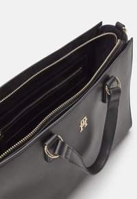 Tommy Hilfiger SATCHEL SET - Håndtasker - black
