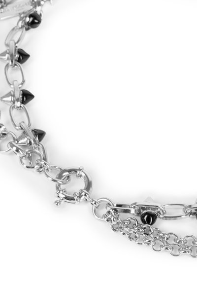 Zilveren ketting met een ontwerp van afwisselende schakels en zwarte spitze accenten, met meerdere strengen die een gelaagde textuur creëren.