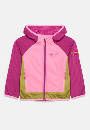 Παιδικό μπουφάν με κουκούλα σε ροζ, μωβ και πράσινο χρώμα, με φερμουάρ μπροστά, δύο τσέπες με φερμουάρ, λογότυπο Trollkids και επιγραφή με τη σημαία της Νορβηγίας στο μανίκι.