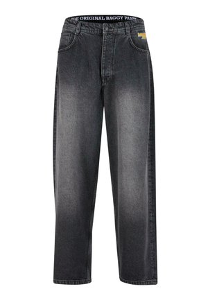 Laza szabású farmer, kifakult fekete színben, széles szárú kialakítással, öt zsebbel, és derékrésszel, amelyen az "THE ORIGINAL BAGGY PANTS" felirat olvasható.