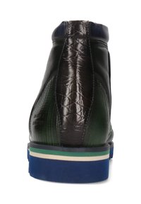 Stivale alla caviglia in pelle nera e verde con suola blu, con parte superiore liscia e dettagli decorati sul tallone.