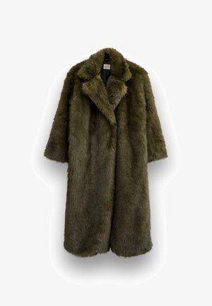 Langer olivgrüner Kunstpelzmantel mit breitem Kragen und Dreiviertelärmeln, auf einem weißen Hintergrund präsentiert.
