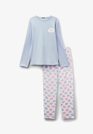 Hellblaues Langarmshirt mit lachendem Wolkengrafik, kombiniert mit weißen Hosen mit pinken, blauen und lila Wolkenmustern.