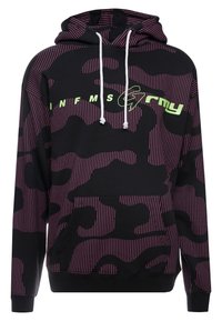 Černá mikina s kapucí s růžovým pruhovaným maskáčovým vzorem, přední kapsou, nastavitelnými bílými šňůrkami a logem v jasně zeleném písmu.