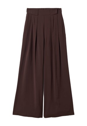 Brede bruine broek met plooien en een elastische tailleband, plat liggend op een witte achtergrond.