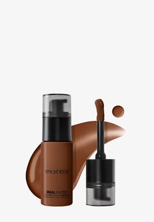 Flacon Smashbox Dual Filter 2 en 1 correcteur et fond de teint avec applicateur et échantillons liquides marron sur fond blanc.