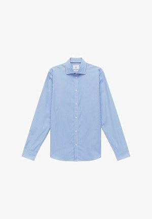 Jasnoniebieska koszula z długim rękawem z pionowymi białymi paskami, z wysmuklonym kołnierzykiem i zaokrąglonym dołem. Wykonana z gładkiego, miękkiego materiału.