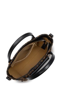 Sac à main en imprimé léopard avec des poignées noires, fermeture éclair et intérieur marron. Comprend une poche intérieure et une surface lisse et texturée.