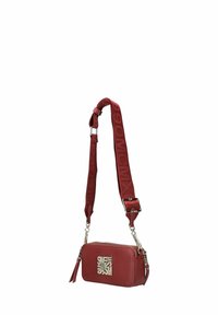 Rote Leder-Crossbody-Tasche mit strukturiertem Oberflächenfinish, silbernem Beschläge und einem abnehmbaren Schultergurt mit Logo-Muster.