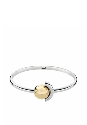 Srebrna zapestnica z zasučnim zaponkom, ki vsebuje osrednjo zlato kroglo z vgraviranim napisom "FURLA".