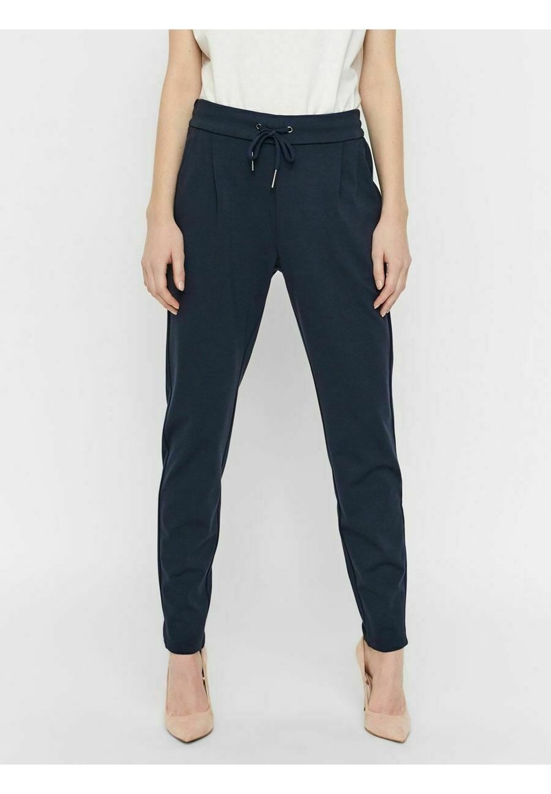 Marinblå tapered byxor med dragsko i midjan, sidofickor och en mjuk tygkvalitet. Lämpliga för avslappnad eller ledig klädsel.
