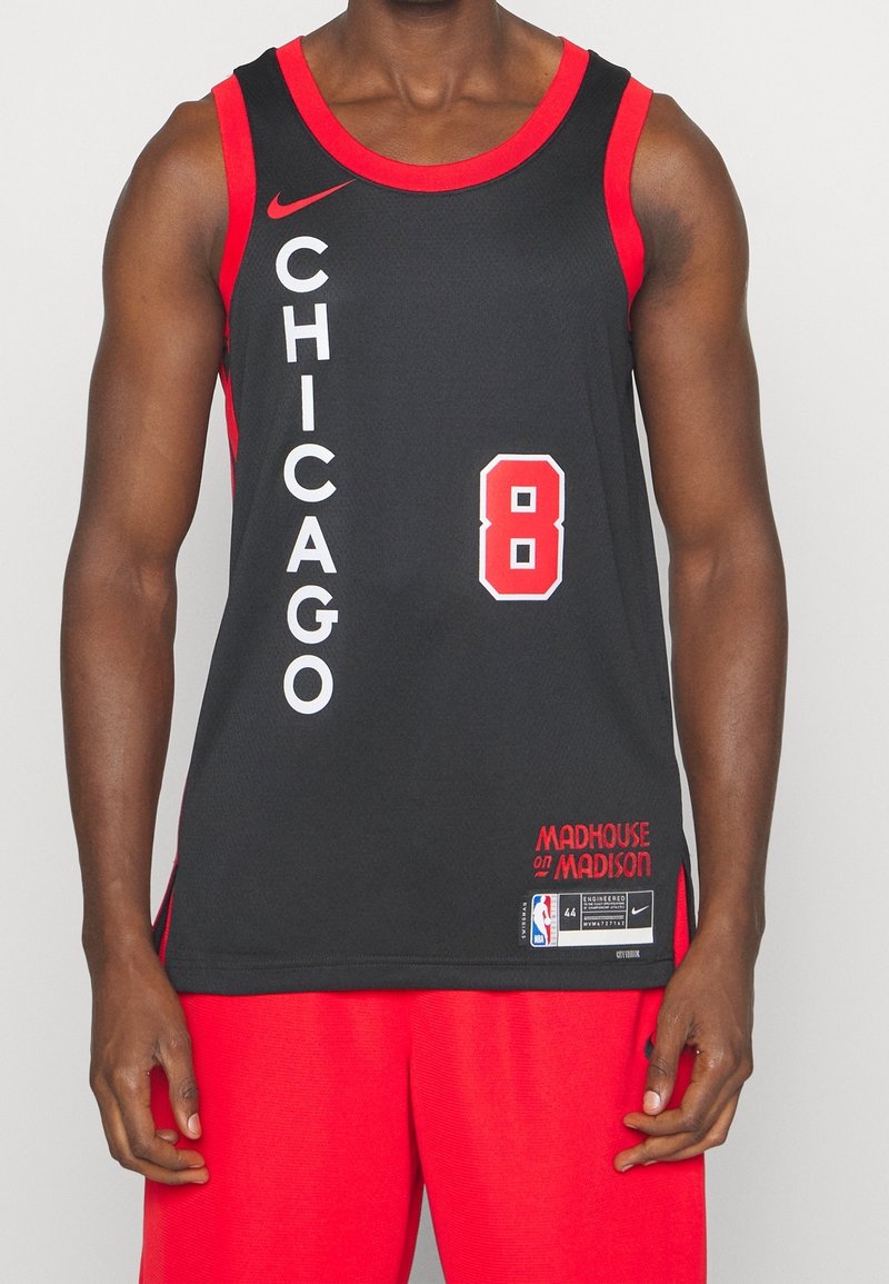 Maillot de basket noir de Chicago avec bordure rouge, numéro 8, et short rouge porté par une personne debout sur un fond neutre.