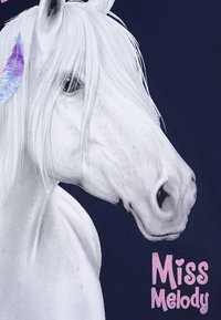 Unicorno bianco con lunghi capelli e una piuma viola sull'orecchio, su uno sfondo blu navy; presenta "Miss Melody" in testo rosa.