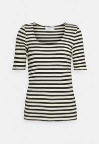 Mustavalkoinen vaakasuorasti raidoitettu, ribbikuvioinen lyhythihainen paita, jossa on pyöreä pääntie valkoista taustaa vasten.