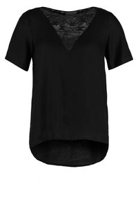 Top negro de manga corta con cuello en V y detalle de panel de encaje en la parte frontal. Corte recto con la parte trasera ligeramente más larga. Textura de tela suave.