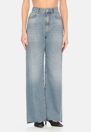 Jean in denim azzurro chiaro a vita alta con silouette a gamba larga, orlo sfrangiato e design classico a cinque tasche.