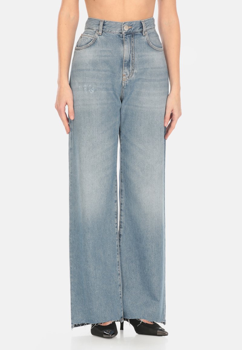 Jeans de mezclilla de talle alto en azul claro con silueta de pierna ancha, dobladillo deshilachado y diseño tradicional de cinco bolsillos.