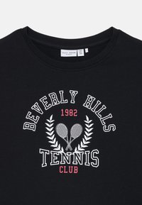 T-shirt nera in cotone con una grafica bianca e rossa che presenta il testo "BEVERLY HILLS TENNIS CLUB", racchette da tennis, foglie di alloro e l'anno "1982".