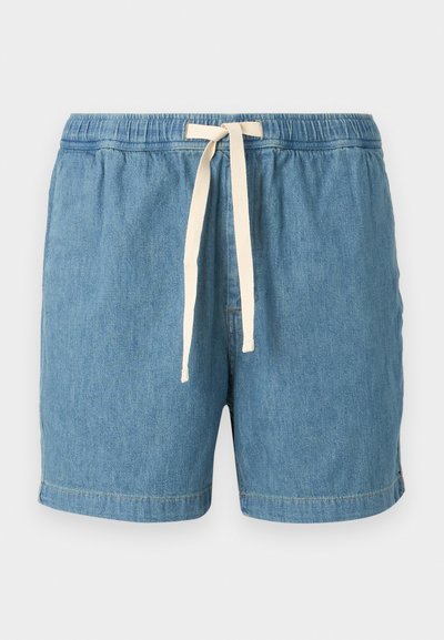 Shorts en denim bleus avec une taille élastique et un cordon beige, présentant une coupe droite et un ourlet propre. Design simple et polyvalent.