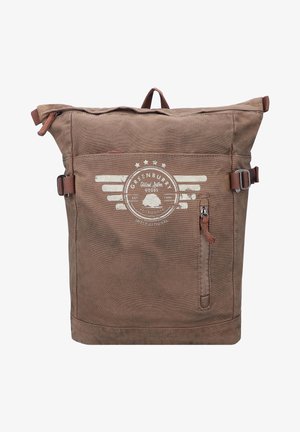 Bruine canvas rugzak met een oprol ontwerp, voorzien van een voorzak met rits, logo-opdruk, verstelbare banden en leren accenten.