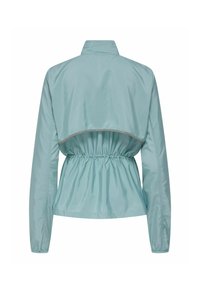 Veste légère bleu clair, résistant à l'eau, avec un col montant, une taille froncée et des manches longues avec des poignets élastiques. Texture lisse et brillante.