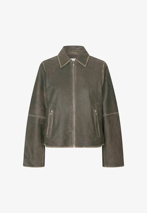 Bruine leren jas met een kraag, rits aan de voorkant en twee zijzakken. Beschikt over een soepele textuur en een licht losse pasvorm.