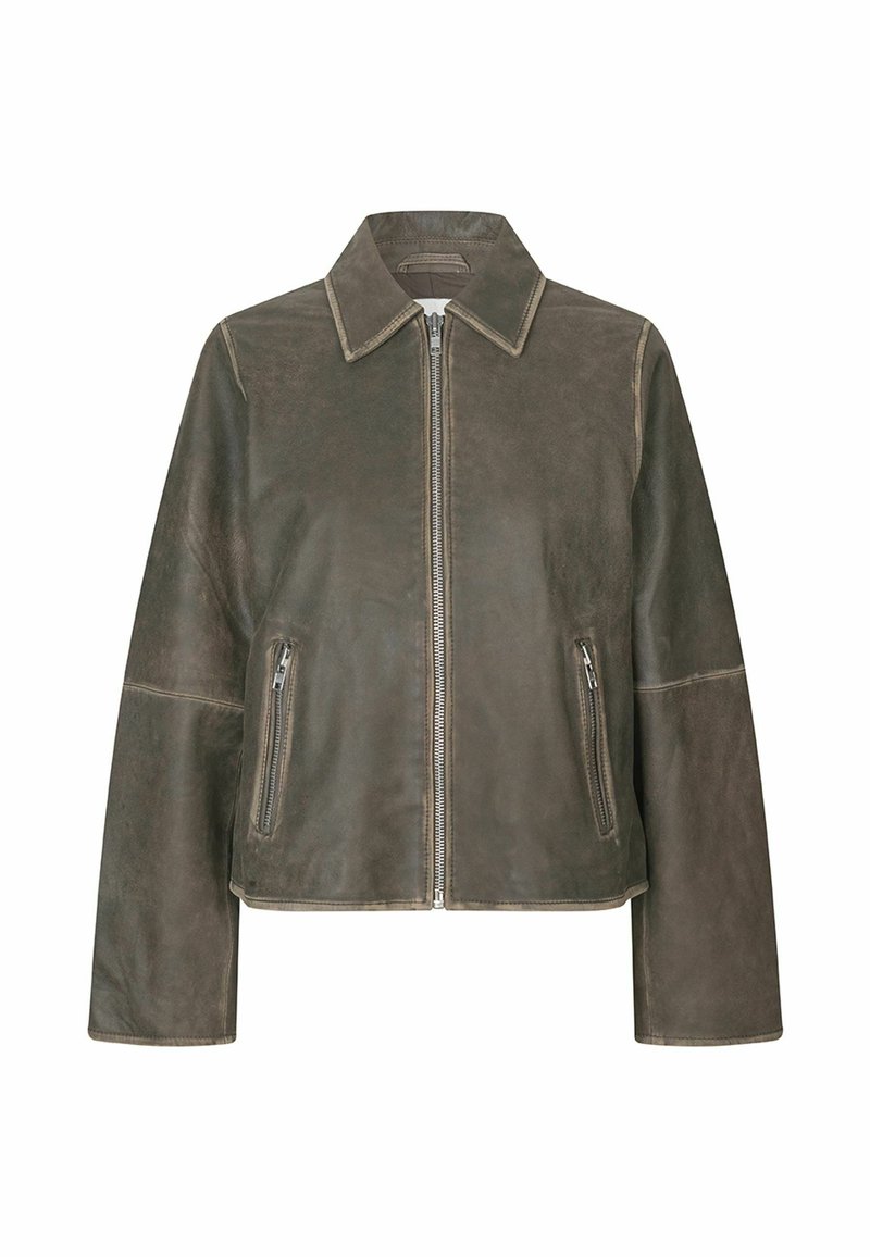 Brun læderjakke med krave, lynlås foran og to sidelommer. Har en glat tekstur og en let løs pasform.