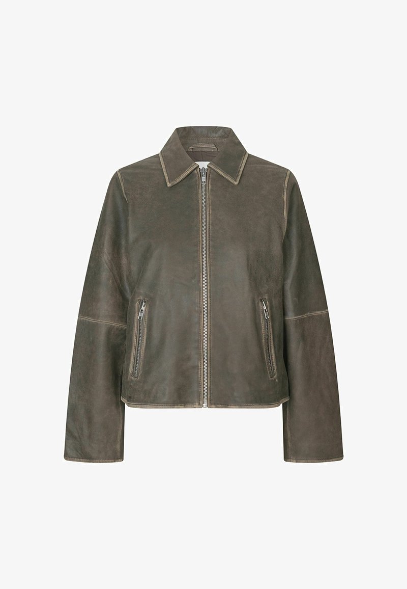 Brun læderjakke med krave, lynlås foran og to sidelommer. Har en glat tekstur og en let løs pasform.