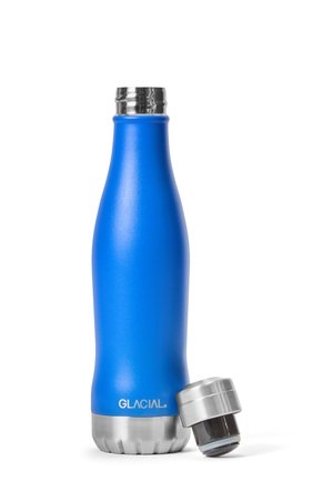 Botella de agua azul aislada de acero inoxidable con tapa plateada retirada y colocada al lado sobre fondo blanco.