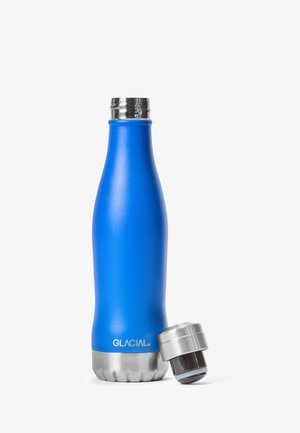 Blaue isolierte Wasserflasche aus Edelstahl mit silbernem Deckel, der entfernt und neben ihr auf weißem Hintergrund platziert wurde.