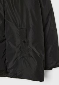 Schwarze Daunenjacke mit glattem, glänzendem Material, ausgestattet mit einer Seitentasche mit Druckknopfverschluss. Einfaches Design, ohne Muster.